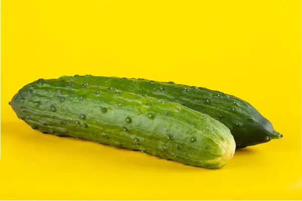 Zwei Reife Frische Gurken Auf Gelbem Hintergrund — Stockfoto