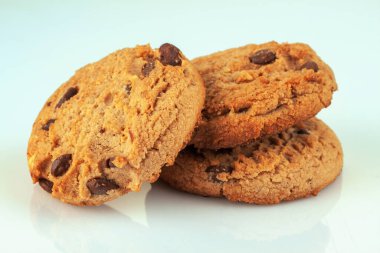 Hafif arka planda çikolata parçalı taze lezzetli kurabiyeler.