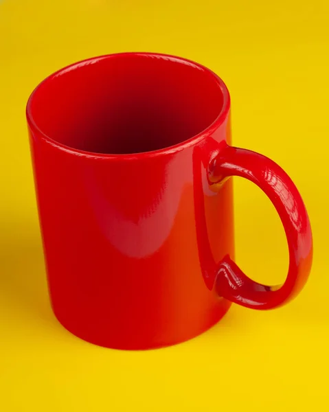 Taza Cerámica Brillante Vacío Rojo Sobre Fondo Amarillo — Foto de Stock