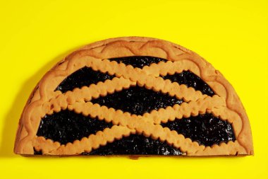 Sarı arka planda yaban mersinli turta