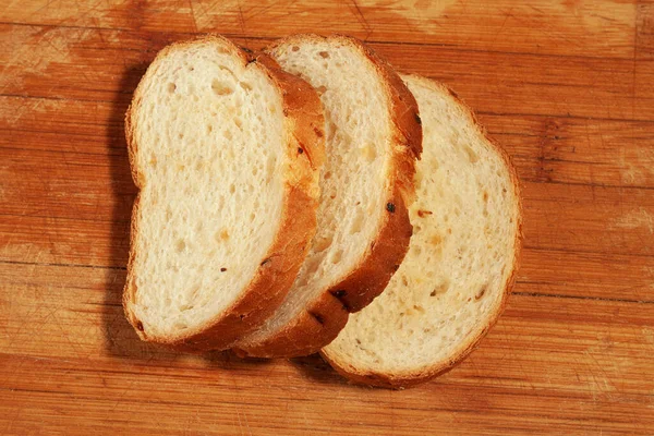 用油炸洋葱和脆皮在切菜板上做好吃面包的香味 — 图库照片