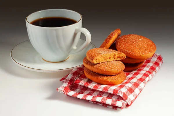 Cookies Sur Une Serviette Une Tasse Pleine Café Aromatique — Photo