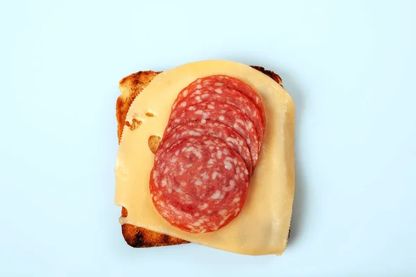 Сыр Салями Ломтике Поджаренного Хлеба Светлом Фоне — стоковое фото