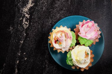 Üç kek, bir tezgahın üstünde kremalı tart.