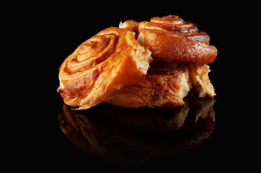 Parlak siyah bir arkaplanda üç şekerleme