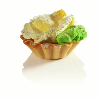 Beyaz arka planda kremalı tart.