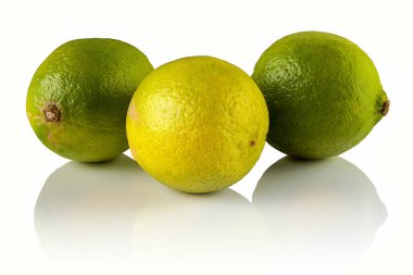 Işıl ışıl beyaz arka planda üç olgun sulu limon