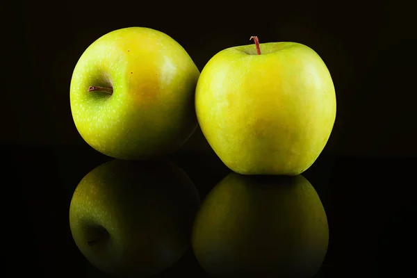 Green Apples Dark Glossy Background — Stock Photo, Image