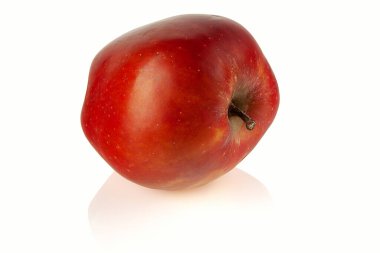 Parlak beyaz bir arkaplanda olgun kırmızı elma