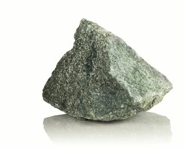 Taş, beyaz parlak bir arka planda kaba ham bir Jadeite parçası