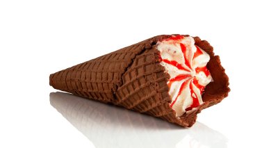 Beyaz parlak bir arka planda waffle külahında çilekli dondurma..