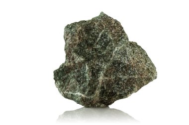 Beyaz bir arka planda kaba, işlenmemiş bir yeşim taşı