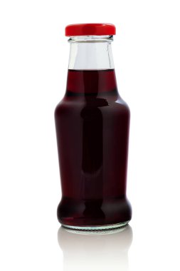 Beyaz arka planda vişne şurubu olan cam şişe.