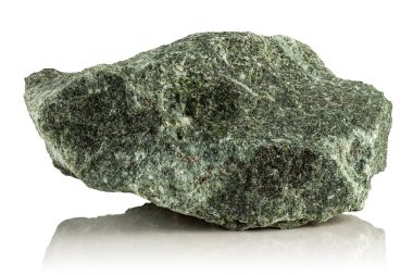 Beyaz zemin üzerinde pürüzlü ham Jadeite parçası