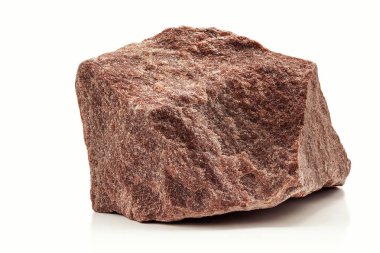 Bir taş, beyaz arka planda kırmızı bir kuartzit parçası.