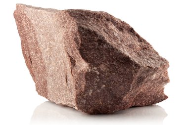 Bir taş, beyaz bir arka planda kırmızı bir kuartzite ait kaba bir parça.