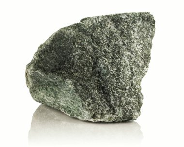 Taş, beyaz bir arka planda bir parça yeşim taşı