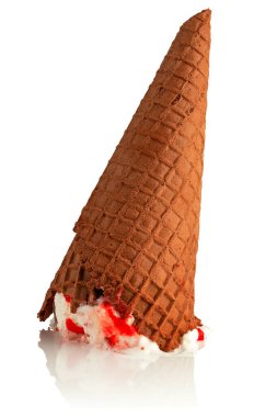 Beyaz arka planda waffle külahında çilek aromalı dondurma.