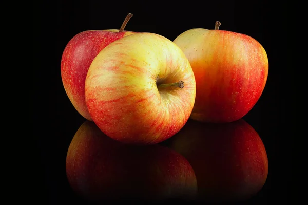Three Ripe Juicy Red Apples Glossy Black Background — Stock Photo, Image