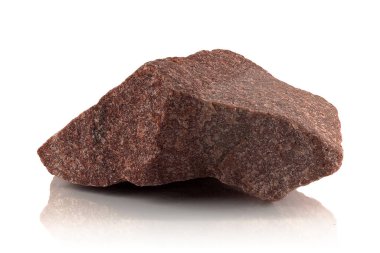 Bir taş, beyaz bir arka planda kırmızı bir kuartzite ait kaba bir parça.