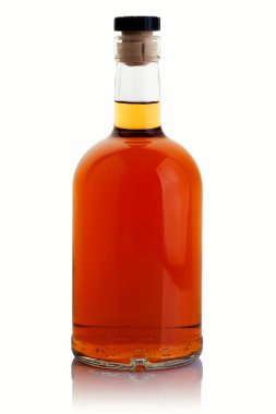 Beyaz arka planda alkollü güçlü bir içki şişesi.