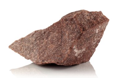 Bir taş, beyaz bir arka planda kırmızı bir kuartzite ait kaba bir parça.