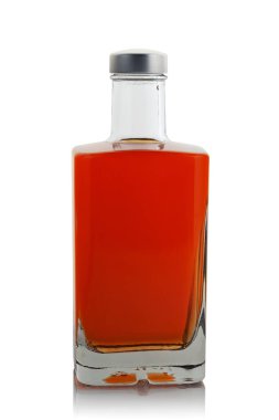 Beyaz arka planda alkollü güçlü bir içki şişesi.