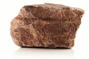 Bir taş, beyaz bir arka planda kırmızı bir kuartzite ait kaba bir parça.