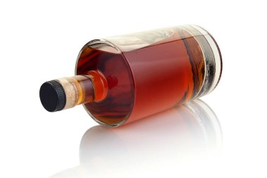 Beyaz arka planda alkollü güçlü bir içki şişesi.