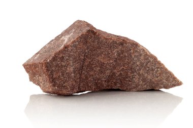 Bir taş, beyaz bir arka planda kırmızı bir kuartzite ait kaba bir parça.