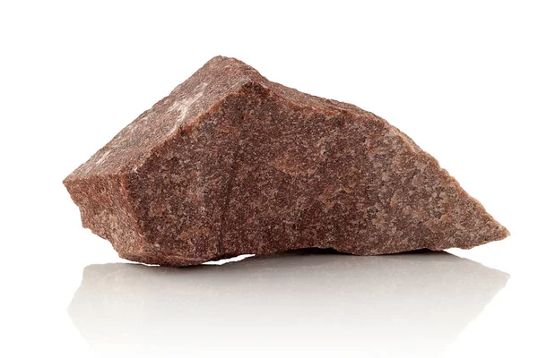 Bir taş, beyaz bir arka planda kırmızı bir kuartzite ait kaba bir parça.