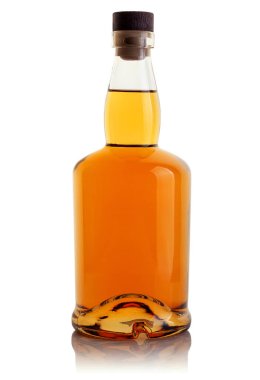 Beyaz arka planda bir şişe alkol.