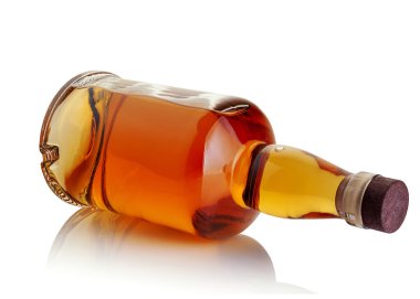 Parlak beyaz arka planda bir şişe viski.