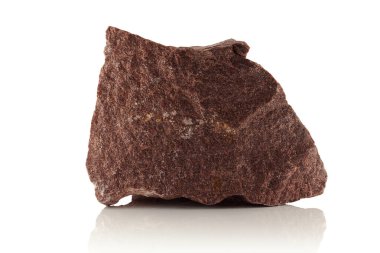 Bir taş, beyaz bir arka planda kırmızı bir kuartzite ait kaba bir parça.