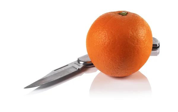 Ώριμα πορτοκάλια και ένα μαχαίρι — Φωτογραφία Αρχείου