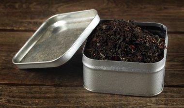 Çay ile teneke kutu.