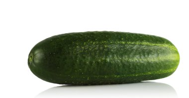 Beyaz arkaplanda salatalık