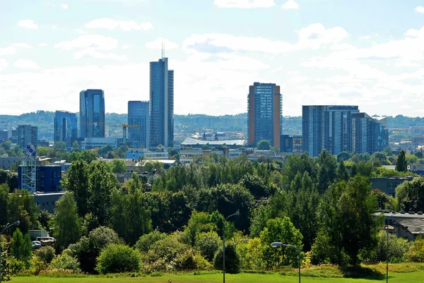 Vilnius stad wolkenkrabbers - panoramisch uitzicht op de zomer — Stockfoto