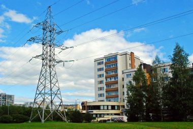Şehirdeki yüksek voltajlı elektrik hatları