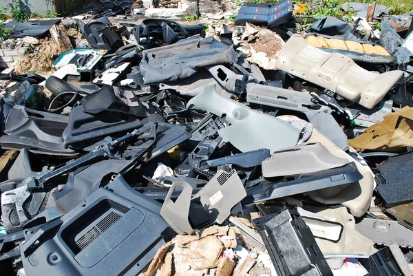 Old parts scrapped cars in a junk yard — Stock Photo, Image