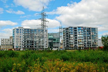 Şehirdeki yüksek voltajlı elektrik hatları