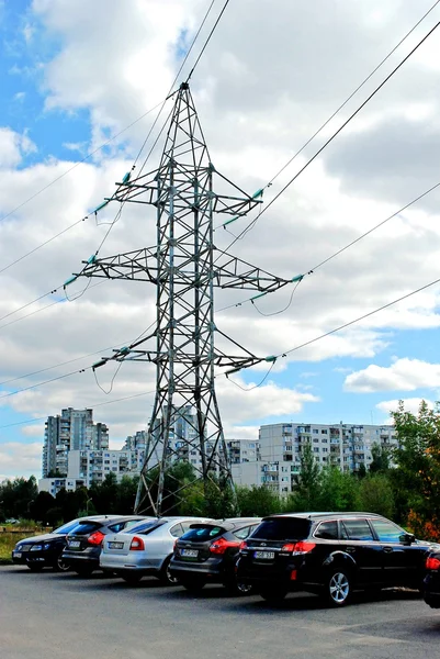 Высоковольтные линии электропередач и дома в городе . — стоковое фото