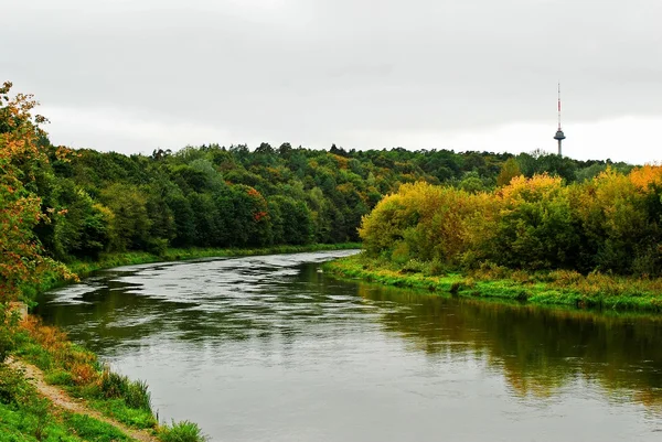 Řeka Neris v městské části Zverynas Vilnius — Stock fotografie