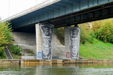 Vilnius şehir merkezi Zverynas Mahallesi Neris Nehri üzerinde köprü