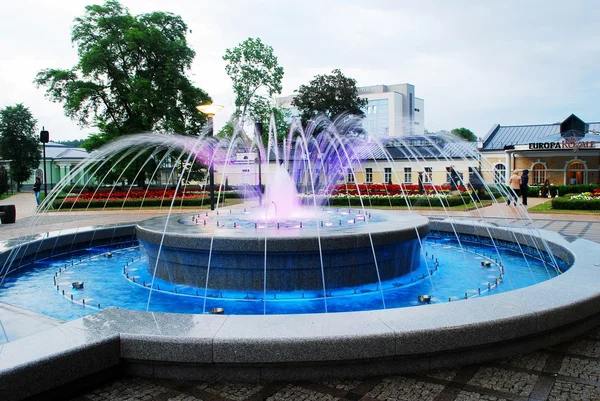 Fontaine dansant avec musique et changement de couleurs dans la ville de Druskininkai — Photo