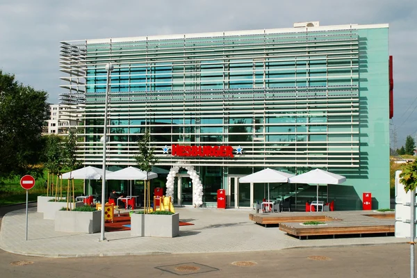 在 Ukmerges 街的 Hesburger 餐厅 — 图库照片