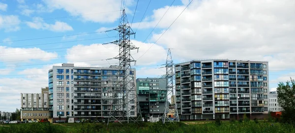 Hoogspanningsleidingen in de stad — Stockfoto