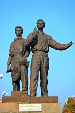 Heykel yeşil köprüde işçilerin.