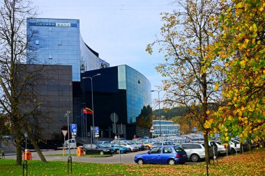 Vilnius şehir sokağı, arabalar ve Danske Bankası manzarası