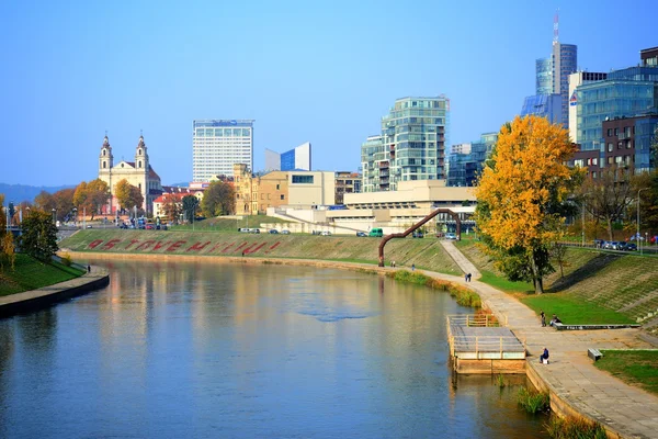 维尔纽斯市与河涅里斯的秋天景色 — 图库照片